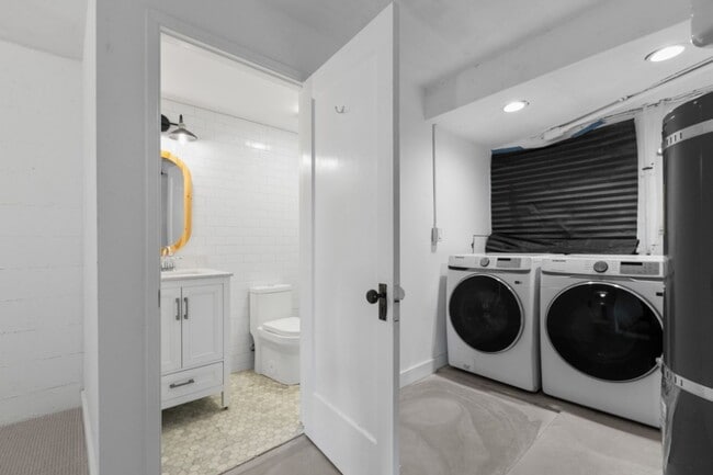 Building Photo - 4Bd/1.75Ba Seattle House