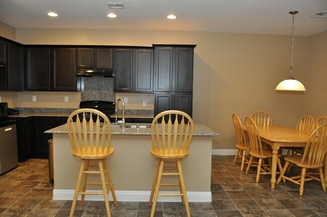 Building Photo - Fabulous 3 bedroom home in gated community!