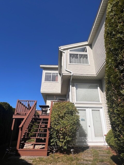 Building Photo - 227 Captain Eames Cir