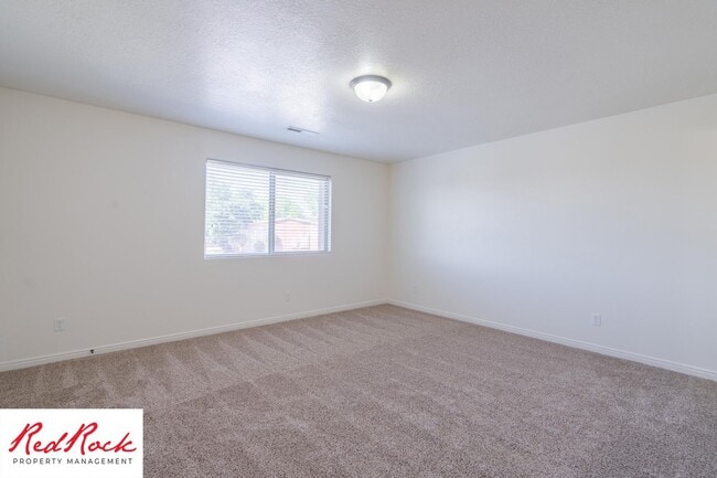 Building Photo - Charming 3 Bedroom Townhome with INTERNET INCLUDED & Dog-Friendly!