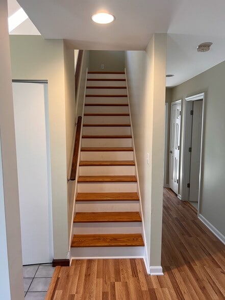 Building Photo - 5475 Jamestown Ct