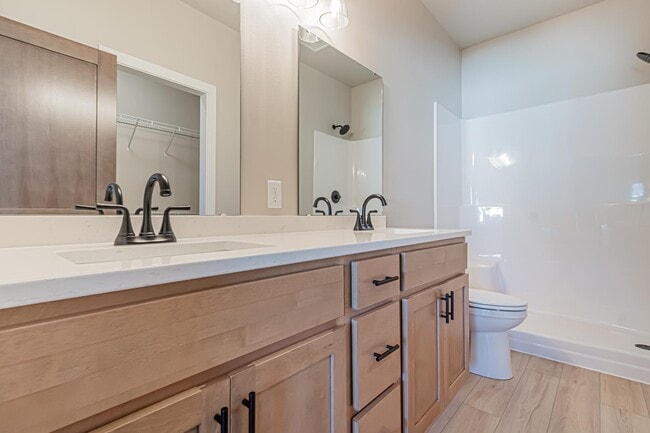 Building Photo - 5846 James Dr W