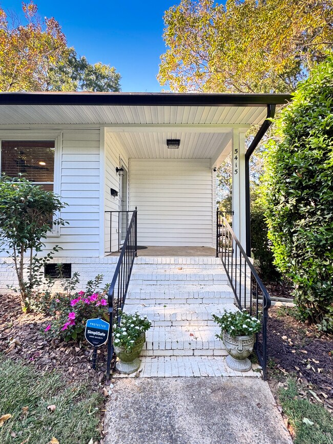 Building Photo - 5415 Larchmont Ave