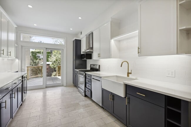 Building Photo - Available Now! // 3 Bedroom 2.5 Bathroom T...