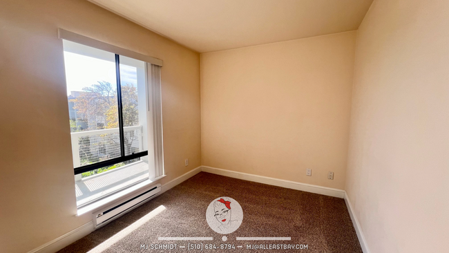 Building Photo - Bright Top floor studio with sunny courtya...