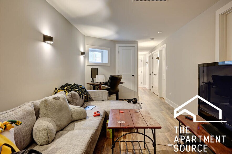 Building Photo - 2509 W Diversey Ave