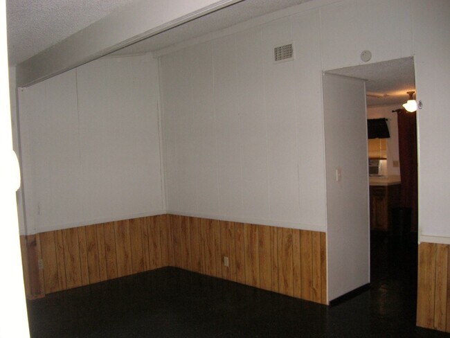 Building Photo - 207 E Elm St