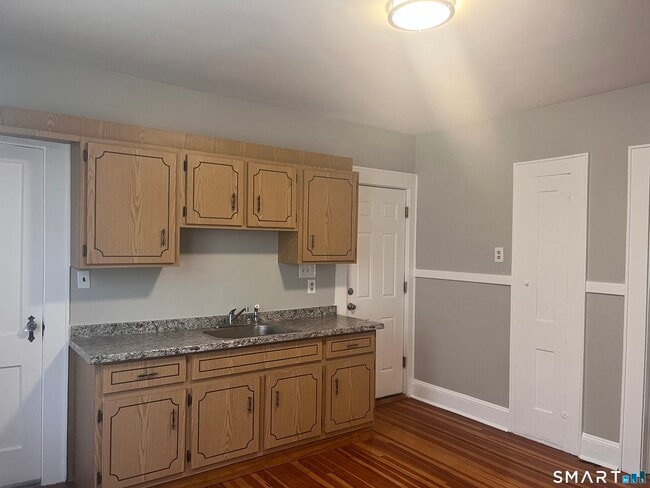 Building Photo - 460 Anson St