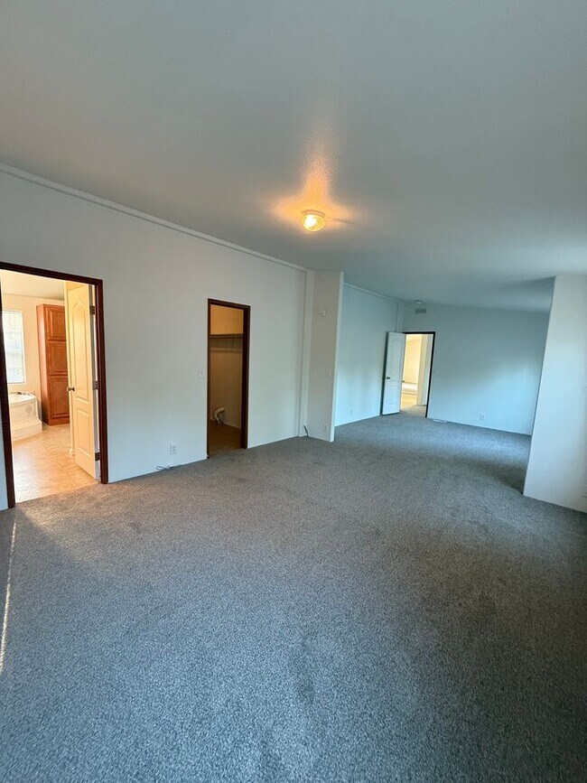 Building Photo - SPIRIT LAKE HOME (P#440)