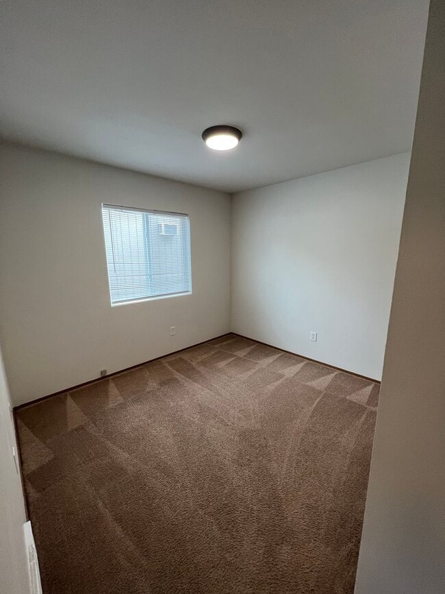 Building Photo - 3 Bedroom Home - Newly Renovated!