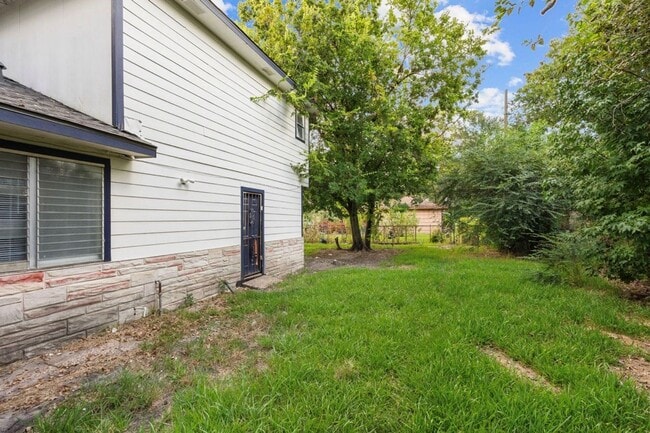 Building Photo - For Rent: Spacious 4-Bedroom Family Home