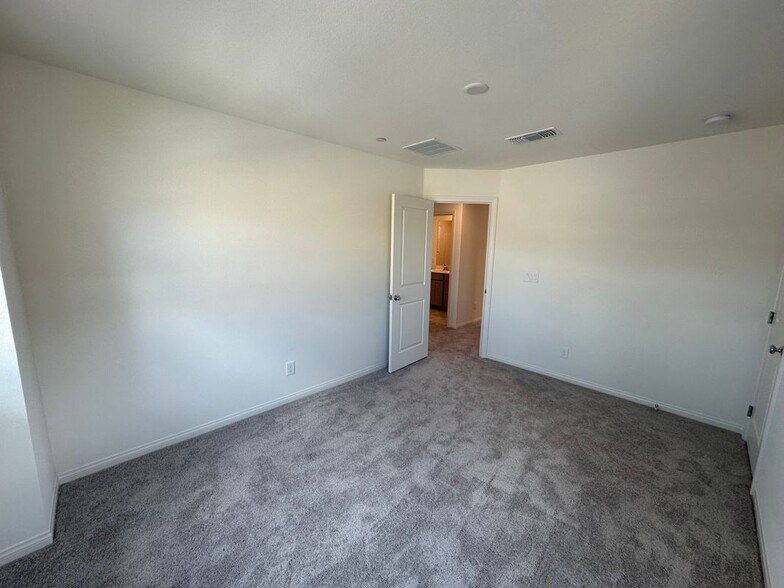 Building Photo - 2325 Teatro Ave