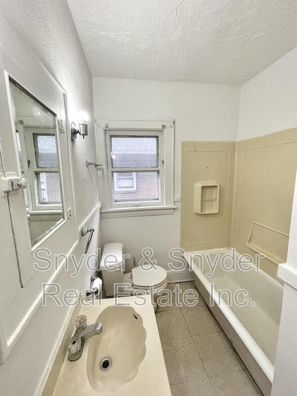 Building Photo - 689 Schiller Ave