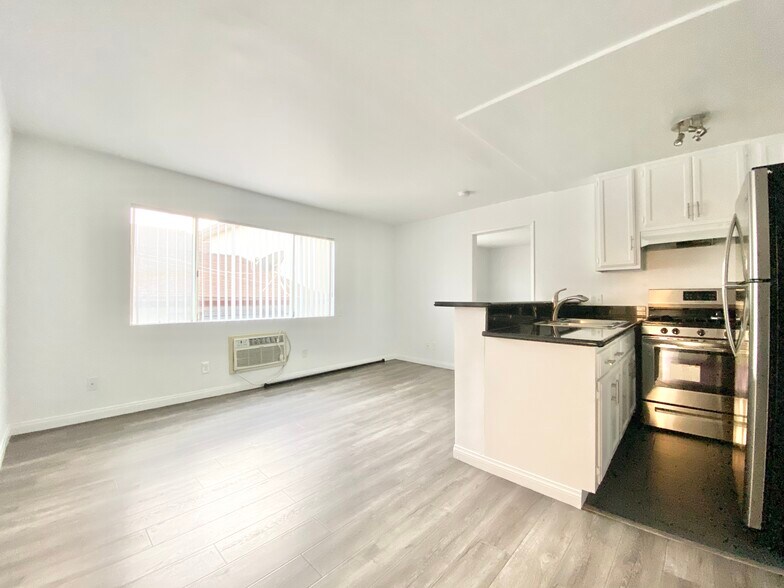 Building Photo - 833 S Berendo St