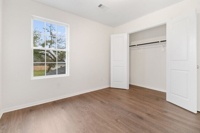 Building Photo - 408 Magnolia Ln