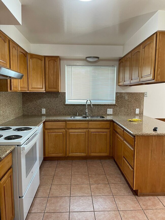 Building Photo - Newly renovated 3/2 Home in Quiet Neighbor...