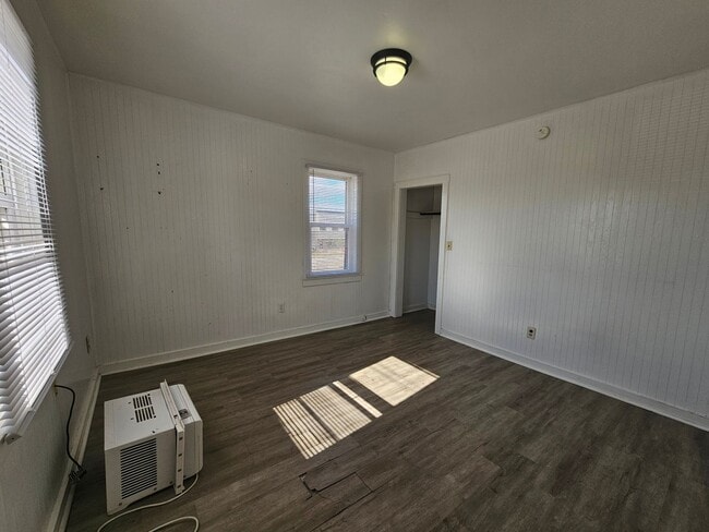 Building Photo - 415 12th St SE