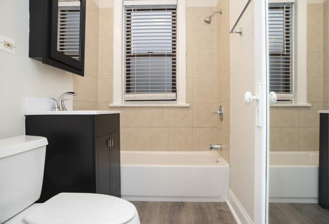Building Photo - 3 bedroom in Chicago IL 60657