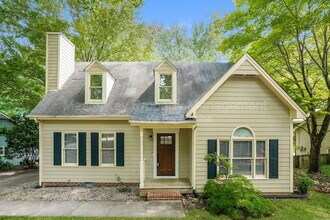 Building Photo - 220 W Elm Ave