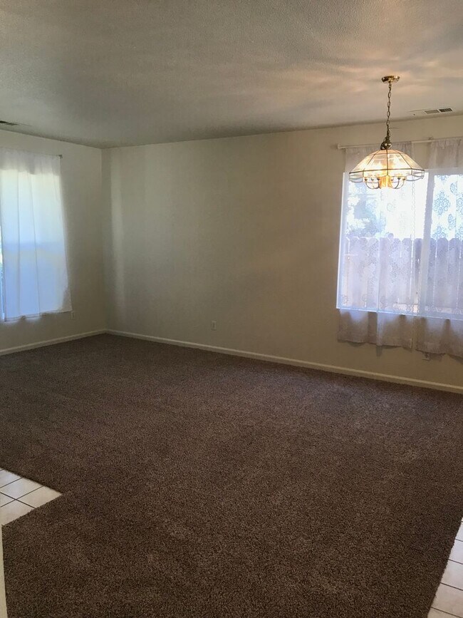 Building Photo - Spacious and Bright 3bed/2 bath Home in Davis