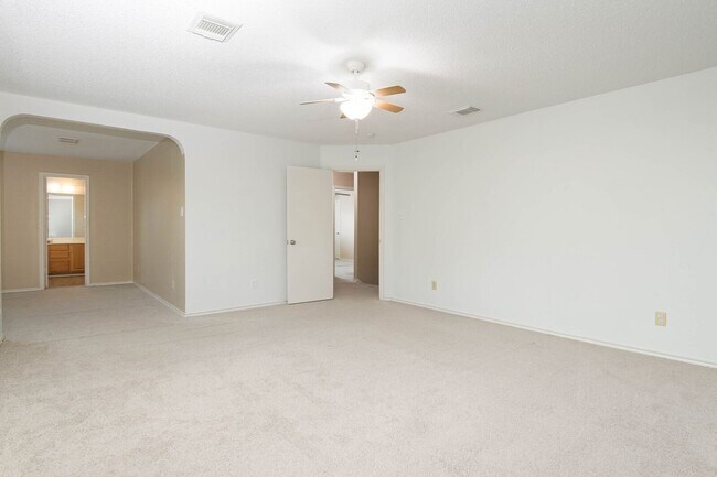 Building Photo - Beautiful 4/3.5 Home Available for Immedia...