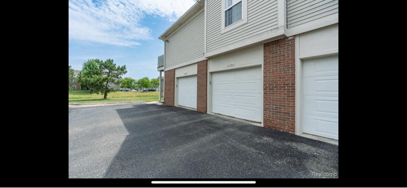 Building Photo - 1 Adler Park Dr W