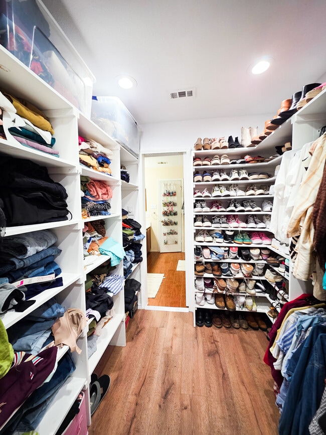 Building Photo - 5806 Valparaiso Way