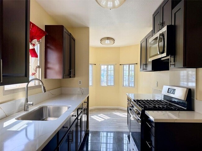 Building Photo - 607 W 101st St