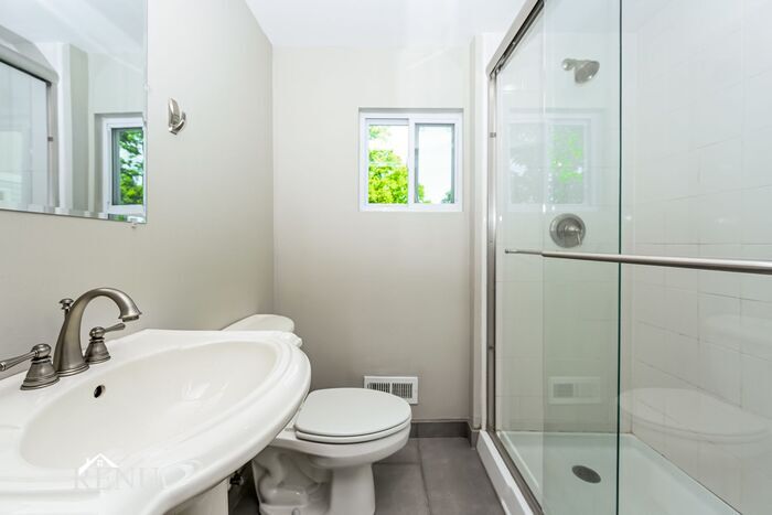 Building Photo - 501 Park Cir