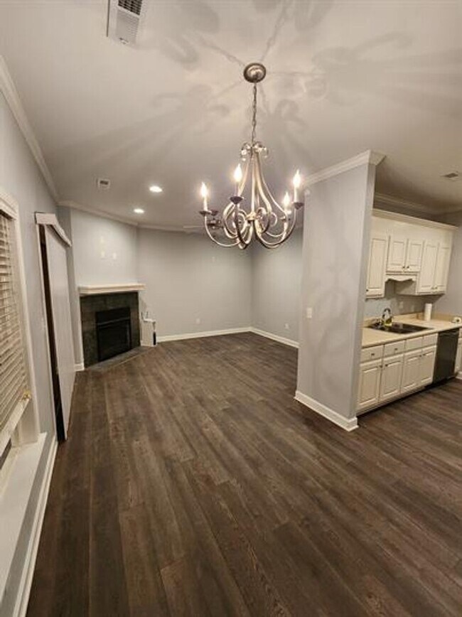 Building Photo - Spacious 3/2.5 Located Near Downtown Greenville!