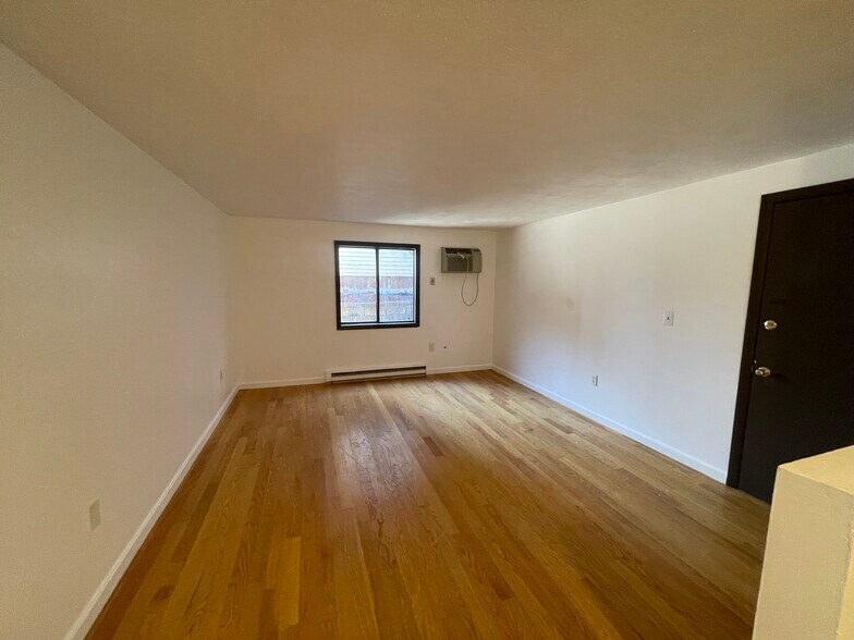 Building Photo - 224 Main St