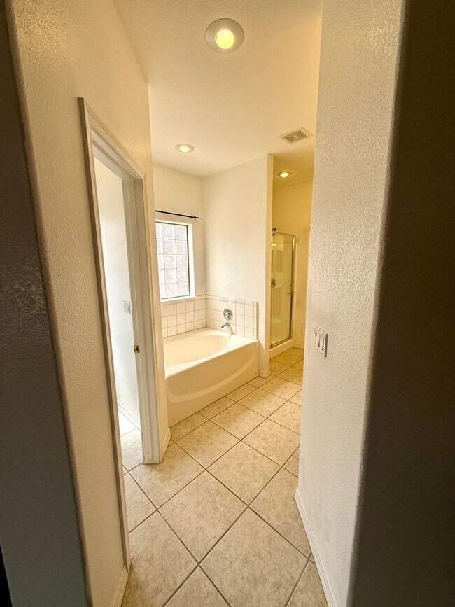 Building Photo - 2116 Roy Rogers Way