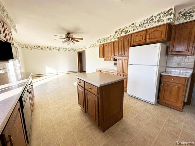 Building Photo - 6615 Fairwood Dr