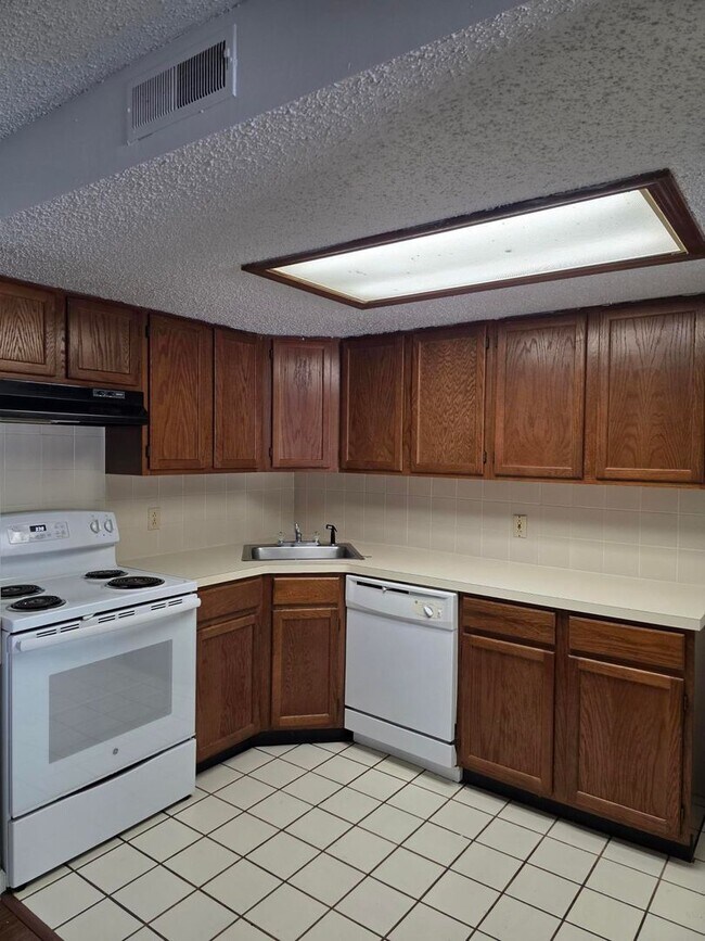 Building Photo - 2-Bedroom, 1-Bath