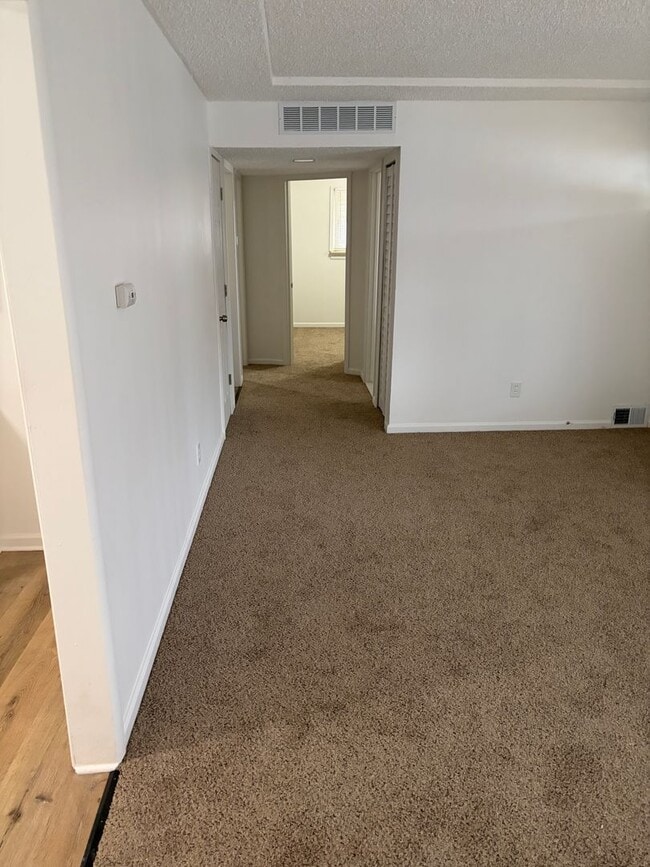 Building Photo - 4 bedroom 1 bath newly remodeled ranch in Dearborn Heights