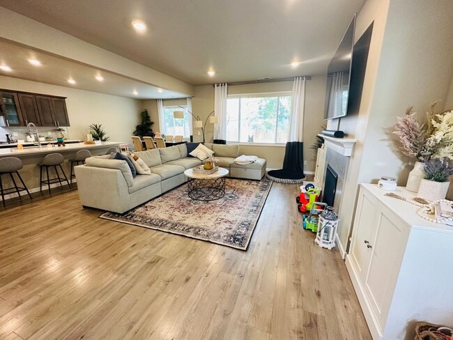 Building Photo - Spacious 4 bed 2.5 bath house in Cascade-Fairwood AC