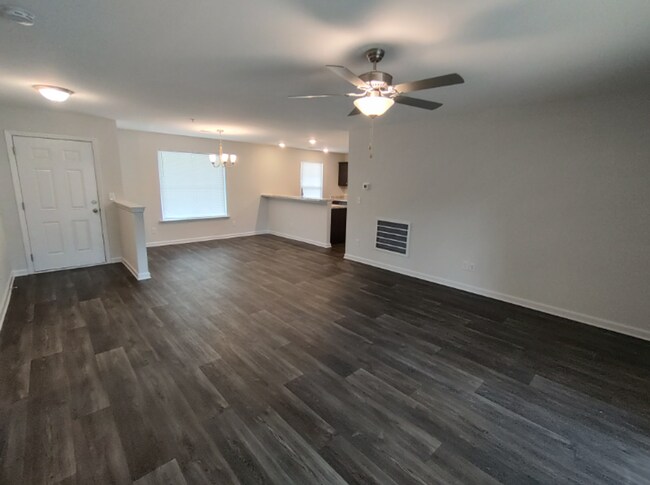 Building Photo - Move in Ready! Easy & Quick move-in process