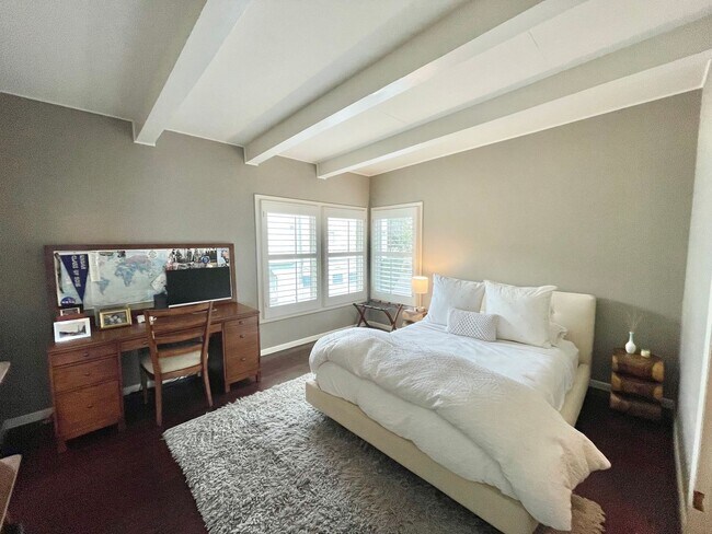 Building Photo - 3BR/2.5BA INCOMPARABLE Views!!! Prime Corona Heights Residence! 2 car parking and laundry! PROGRE...