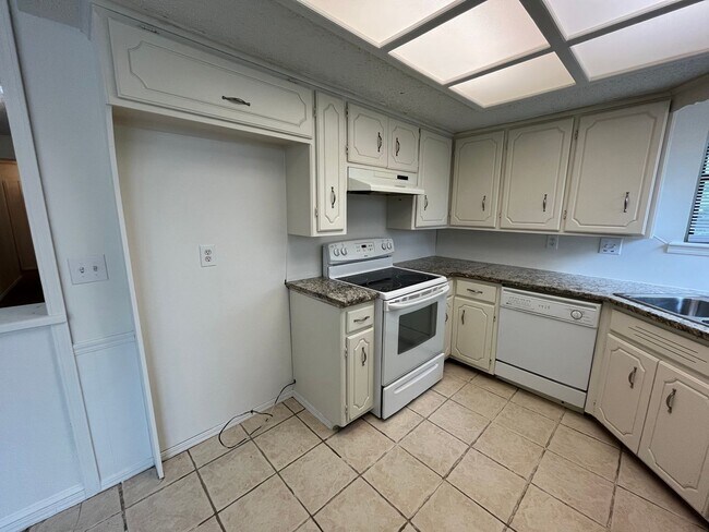 Building Photo - Peaceful 3 bedroom house in Broken Arrow!