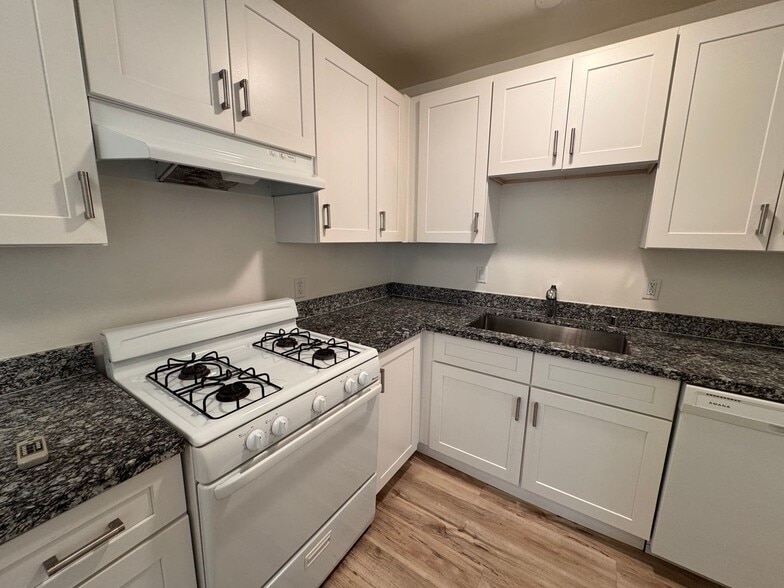 Building Photo - 12000 Moorpark St