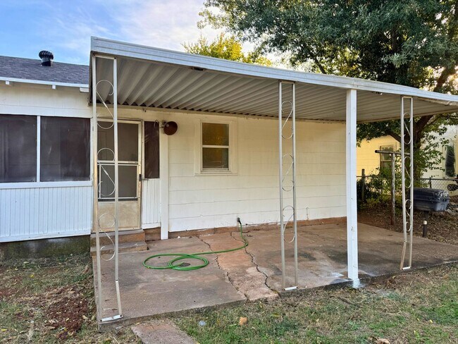 Building Photo - 3 Bed 1 Bath Craftsman Home