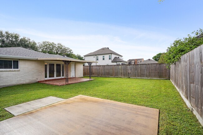 Building Photo - 6752 Fleur De Lis Dr