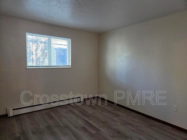 Building Photo - 1012 N Van Buren Ave