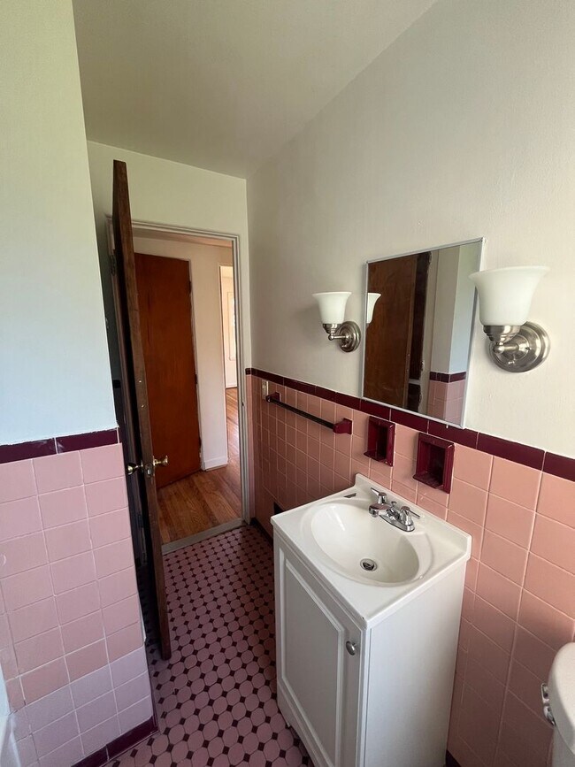 Building Photo - 3 Bed Single Family Home Available - Close to Rochester General