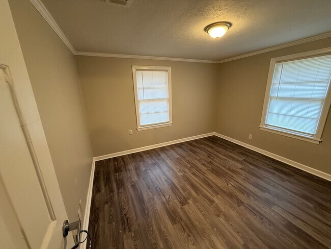 Building Photo - Spacious 3 Bedroom 1  Bath home with Appliance and Washer/Hookup.