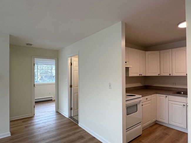 Building Photo - Large, updated 2 bedroom near the Green Li...