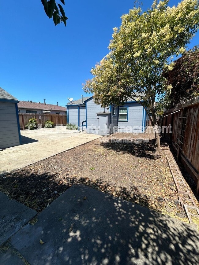 Building Photo - 2370 Lowell Ave