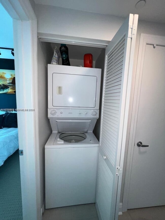 Building Photo - 950 Brickell Bay Dr