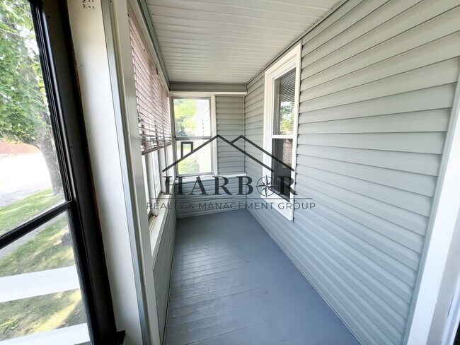 Building Photo - 527 Boone St