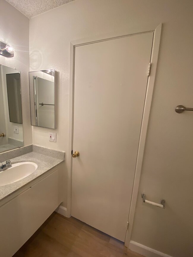 Building Photo - Newly Remodeled 2 Bedroom 1 1/2 Bath Upsta...